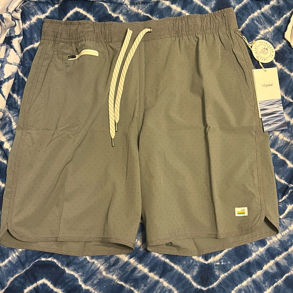 Vuori Banks Short
Color: Dusty Pine Micro Dot